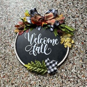 Welcome Fall sign. The berries should some wear. Comes from a smoke free home.